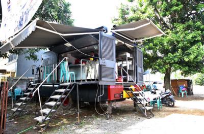 Warga melintas di Jalan Darusalam di kawasan RT 03 RW 03 Cilangkap, Cipayung, Jakarta Timur, Kamis (3/6/2021).