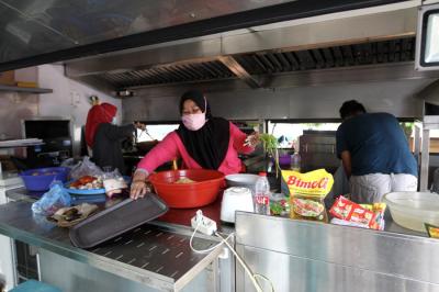 Warga melintas di Jalan Darusalam di kawasan RT 03 RW 03 Cilangkap, Cipayung, Jakarta Timur, Kamis (3/6/2021).