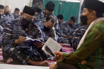 Kepala Staf Angkatan Laut Laksamana TNI Yudo Margono membacakan Surat Yasin untuk korban KRI Nanggala-402 ketika doa bersama di Surabaya, Kamis (3/6/2021).