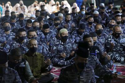 Kepala Staf Angkatan Laut Laksamana TNI Yudo Margono membacakan Surat Yasin untuk korban KRI Nanggala-402 ketika doa bersama di Surabaya, Kamis (3/6/2021).