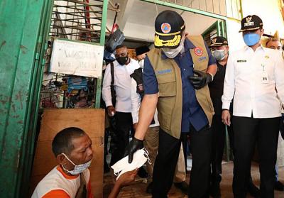 Kepala Badan Nasional Penanggulangan Bencana Letjen TNI Ganip Warsito melakukan blusukan ke Pasar Bitingan, Kota Kudus, Jawa Tengah, Kamis (3/6/2021).