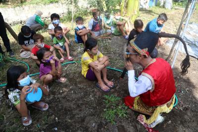 Punakawan yang diperankan oleh pendongeng Kak Harris mengajak anak-anak menanam sayuran di sepadan sungai Kalibokor Surabaya, Jawa Timur, Kamis (3/6/2021).