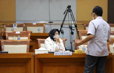 Menteri Sosial Tri Rismaharini mengikuti rapat kerja dengan Komisi VIII DPR di Kompleks Parlemen, Senayan, Jakarta, Kamis (3/6/2021).