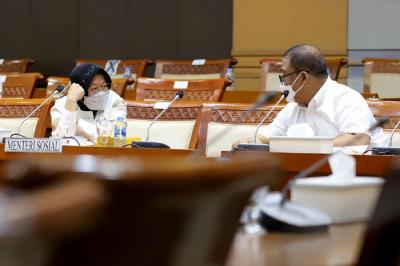 Menteri Sosial Tri Rismaharini mengikuti rapat kerja dengan Komisi VIII DPR di Kompleks Parlemen, Senayan, Jakarta, Kamis (3/6/2021).