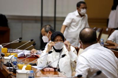 Menteri Sosial Tri Rismaharini mengikuti rapat kerja dengan Komisi VIII DPR di Kompleks Parlemen, Senayan, Jakarta, Kamis (3/6/2021).