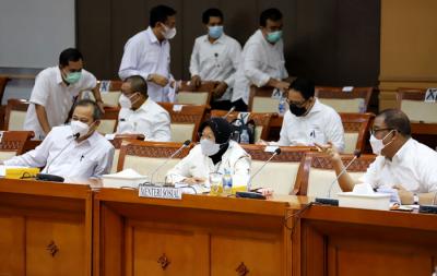 Menteri Sosial Tri Rismaharini mengikuti rapat kerja dengan Komisi VIII DPR di Kompleks Parlemen, Senayan, Jakarta, Kamis (3/6/2021).