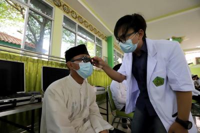 Sejumlah santri melakukan pemeriksaan mata gratis di Pondok Pesantren (Ponpes) Daarul Rahman, Jagakarsa, Jakarta Selatan, Kamis (3/6/2021).