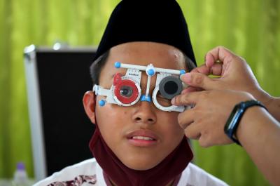 Sejumlah santri melakukan pemeriksaan mata gratis di Pondok Pesantren (Ponpes) Daarul Rahman, Jagakarsa, Jakarta Selatan, Kamis (3/6/2021).