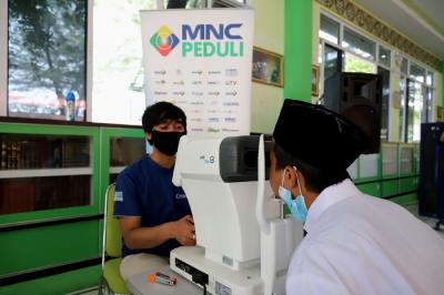 Sejumlah santri melakukan pemeriksaan mata gratis di Pondok Pesantren (Ponpes) Daarul Rahman, Jagakarsa, Jakarta Selatan, Kamis (3/6/2021).