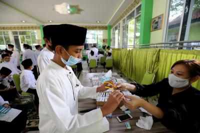 Sejumlah santri melakukan pemeriksaan mata gratis di Pondok Pesantren (Ponpes) Daarul Rahman, Jagakarsa, Jakarta Selatan, Kamis (3/6/2021).