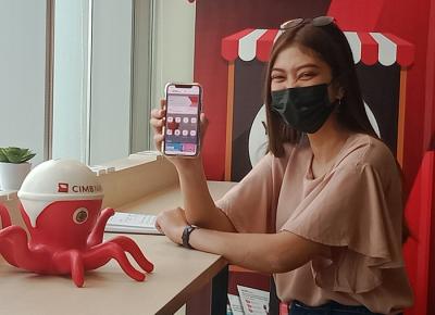 Nasabah sedang melakukan pembelian reksa dana menggunakan OCTO Mobile CIMB Niaga di Jakarta, Kamis (3/6/2021).