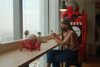 Nasabah sedang melakukan pembelian reksa dana menggunakan OCTO Mobile CIMB Niaga di Jakarta, Kamis (3/6/2021).