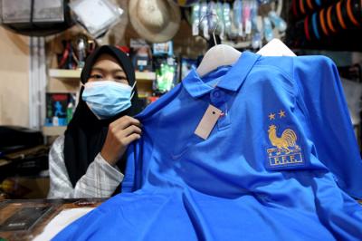 Pengunjung memilih jersey tim jagoannya asal Eropa di sebuah toko peralatan olahraga, kawasan Kebon Pala, Makasar, Jakarta Timur, Kamis (3/6/2021).