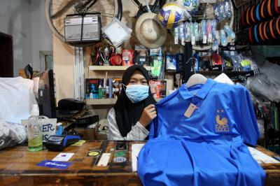 Pengunjung memilih jersey tim jagoannya asal Eropa di sebuah toko peralatan olahraga, kawasan Kebon Pala, Makasar, Jakarta Timur, Kamis (3/6/2021).