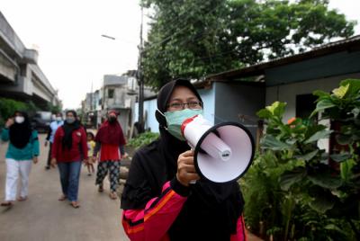 Tim Jumantik membersikan selokan dari tanaman liar agar tidak menjadi sarang nyamuk di Cipinang Melayu, Jakarta Timur, Jumat (4/6/2021).