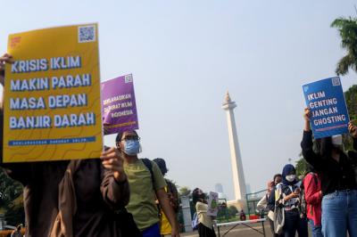 Aktivis melakukan aksi dalam rangka Hari Lingkungan Hidup Sedunia di Jalan Medan Merdeka Selatan, Jakarta, Jumat (4/6/2021).