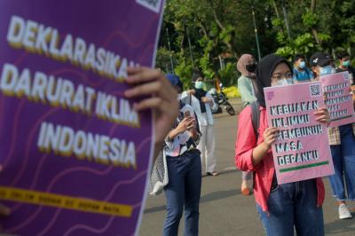 Aktivis melakukan aksi dalam rangka Hari Lingkungan Hidup Sedunia di Jalan Medan Merdeka Selatan, Jakarta, Jumat (4/6/2021).
