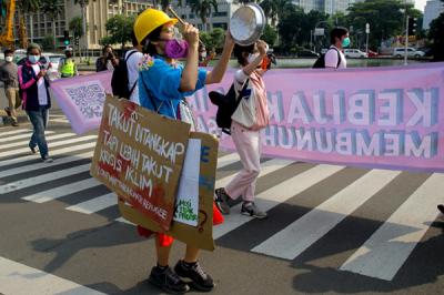Aktivis melakukan aksi dalam rangka Hari Lingkungan Hidup Sedunia di Jalan Medan Merdeka Selatan, Jakarta, Jumat (4/6/2021).