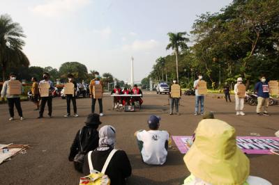 Sejumlah aktivis lingkungan menggelar aksi dalam rangka memperingati Hari Lingkungan Hidup Sedunia di Patung Kuda, Jakarta Pusat, Jumat (4/6/2021).