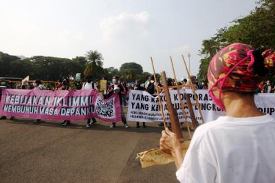 Sejumlah aktivis lingkungan menggelar aksi dalam rangka memperingati Hari Lingkungan Hidup Sedunia di Patung Kuda, Jakarta Pusat, Jumat (4/6/2021).