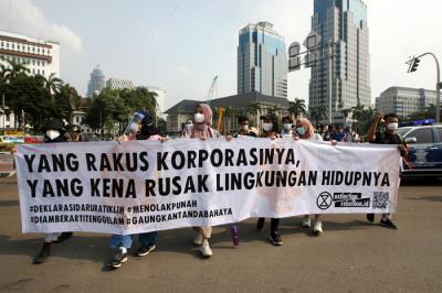 Sejumlah aktivis lingkungan menggelar aksi dalam rangka memperingati Hari Lingkungan Hidup Sedunia di Patung Kuda, Jakarta Pusat, Jumat (4/6/2021).