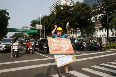 Sejumlah aktivis lingkungan menggelar aksi dalam rangka memperingati Hari Lingkungan Hidup Sedunia di Patung Kuda, Jakarta Pusat, Jumat (4/6/2021).
