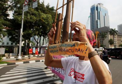Sejumlah aktivis lingkungan menggelar aksi dalam rangka memperingati Hari Lingkungan Hidup Sedunia di Patung Kuda, Jakarta Pusat, Jumat (4/6/2021).