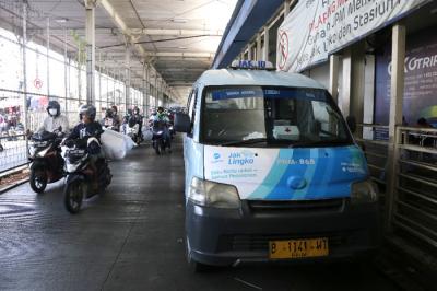 Deretan Angkutan Kota menunggu penumpang di kawasan Stasiun Tanah Abang, Jakarta, Jumat (4/6/2021).