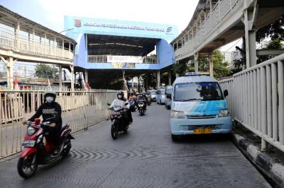 Deretan Angkutan Kota menunggu penumpang di kawasan Stasiun Tanah Abang, Jakarta, Jumat (4/6/2021).