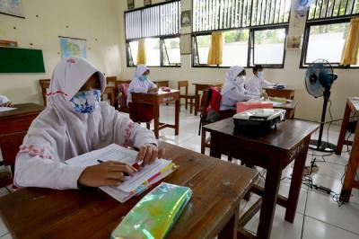 Suasana murid kelas IV mengikuti kegiatan belajar tatap muka dan online di rumah, di SDN Pondok Labu 14 Pagi, Cilandak, Jakarta Selatan, Jumat (4/6/2021).