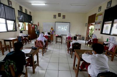 Suasana murid kelas IV mengikuti kegiatan belajar tatap muka dan online di rumah, di SDN Pondok Labu 14 Pagi, Cilandak, Jakarta Selatan, Jumat (4/6/2021).