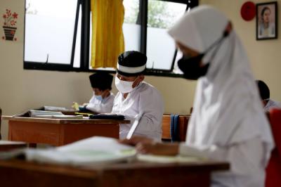 Suasana murid kelas IV mengikuti kegiatan belajar tatap muka dan online di rumah, di SDN Pondok Labu 14 Pagi, Cilandak, Jakarta Selatan, Jumat (4/6/2021).