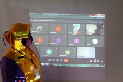 Suasana murid kelas IV mengikuti kegiatan belajar tatap muka dan online di rumah, di SDN Pondok Labu 14 Pagi, Cilandak, Jakarta Selatan, Jumat (4/6/2021).