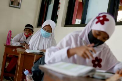 Suasana murid kelas IV mengikuti kegiatan belajar tatap muka dan online di rumah, di SDN Pondok Labu 14 Pagi, Cilandak, Jakarta Selatan, Jumat (4/6/2021).