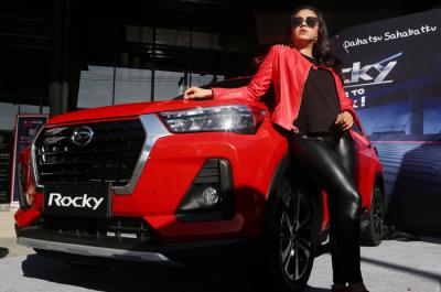 Model berpose disisi unit Daihatsu Rocky saat diperkenalkan secara langsung di kota Surabaya, Jawa Timur, Jumat (4/6/2021).