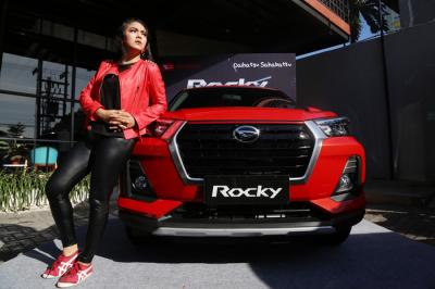 Model berpose disisi unit Daihatsu Rocky saat diperkenalkan secara langsung di kota Surabaya, Jawa Timur, Jumat (4/6/2021).