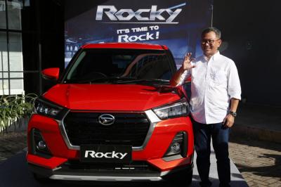 Model berpose disisi unit Daihatsu Rocky saat diperkenalkan secara langsung di kota Surabaya, Jawa Timur, Jumat (4/6/2021).
