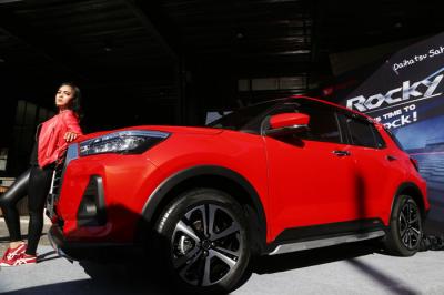 Model berpose disisi unit Daihatsu Rocky saat diperkenalkan secara langsung di kota Surabaya, Jawa Timur, Jumat (4/6/2021).