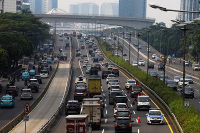 Petugas kembali membuka jalur yang dipakai untuk sistem contraflow di Jalan Jenderal Gatot Subroto, Jakarta, Jumat (4/6/2021).