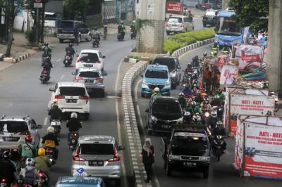 Kendaraan terjebak kemacetan saat melintas di Jalan Kapten Tendean, Mampang Prapatan, Jakarta, Jumat (4/6/2021).