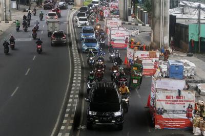 Kendaraan terjebak kemacetan saat melintas di Jalan Kapten Tendean, Mampang Prapatan, Jakarta, Jumat (4/6/2021).
