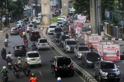 Kendaraan terjebak kemacetan saat melintas di Jalan Kapten Tendean, Mampang Prapatan, Jakarta, Jumat (4/6/2021).