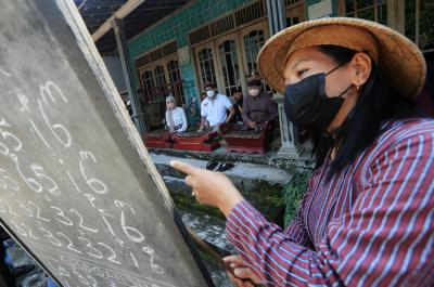 Menparekraf Sandiaga Salahudin Uno saat berkunjung ke desa wisata, Desa Candirejo, Kabupaten Magelang, Jawa Tengah, Jumat (4/6/2021).