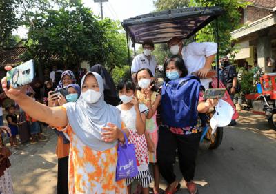 Menparekraf Sandiaga Salahudin Uno saat berkunjung ke desa wisata, Desa Candirejo, Kabupaten Magelang, Jawa Tengah, Jumat (4/6/2021).