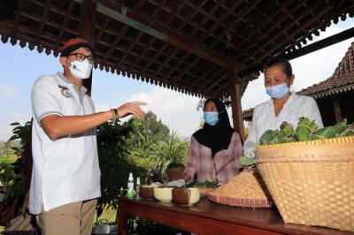 Menparekraf Sandiaga Salahudin Uno saat berkunjung ke desa wisata, Desa Candirejo, Kabupaten Magelang, Jawa Tengah, Jumat (4/6/2021).