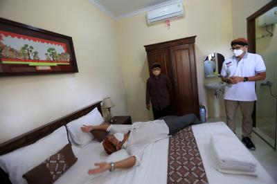 Menparekraf Sandiaga Salahudin Uno saat berkunjung ke desa wisata, Desa Candirejo, Kabupaten Magelang, Jawa Tengah, Jumat (4/6/2021).