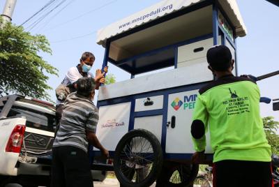 Sugeng, seorang pedagang makanan mendapatkan bantuan berupa gerobak usaha dari MNC Peduli di Kebon Kosong, Kemayoran, Jakarta Pusat, Jumat (4/6/2021).