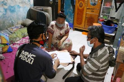 Sugeng, seorang pedagang makanan mendapatkan bantuan berupa gerobak usaha dari MNC Peduli di Kebon Kosong, Kemayoran, Jakarta Pusat, Jumat (4/6/2021).