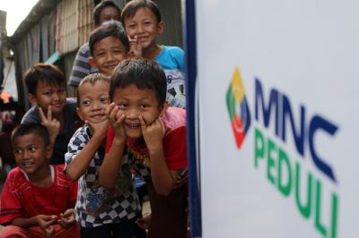 Sugeng, seorang pedagang makanan mendapatkan bantuan berupa gerobak usaha dari MNC Peduli di Kebon Kosong, Kemayoran, Jakarta Pusat, Jumat (4/6/2021).