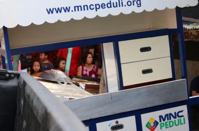 Sugeng, seorang pedagang makanan mendapatkan bantuan berupa gerobak usaha dari MNC Peduli di Kebon Kosong, Kemayoran, Jakarta Pusat, Jumat (4/6/2021).